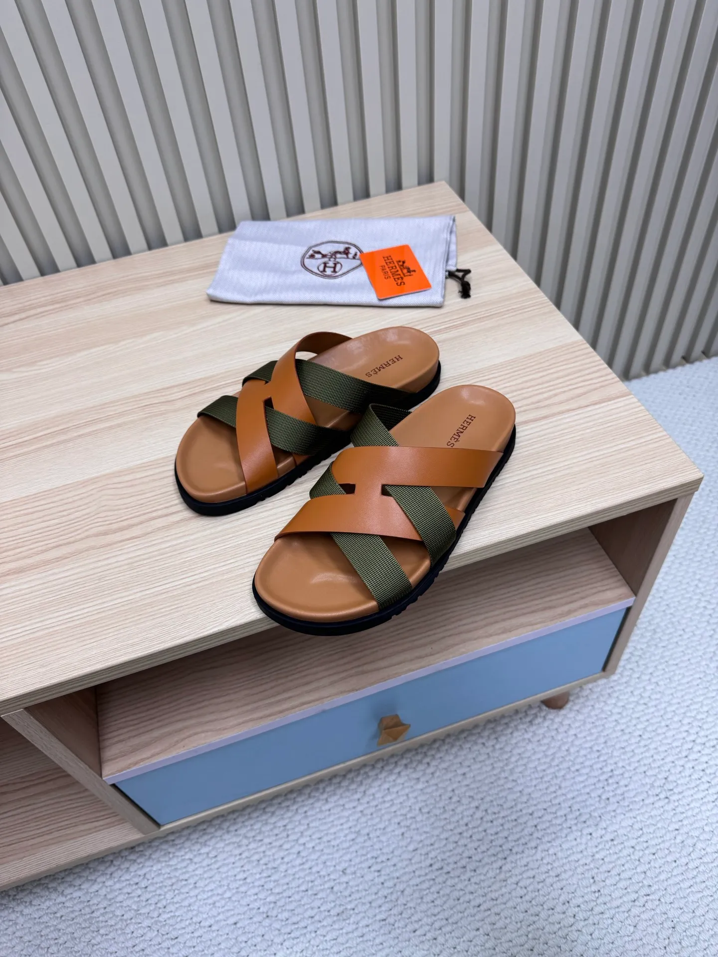 👟👟Ex-factory price 502👟👟 (Top version) Hermes 🐎The extremely popular couple's second uncle slippers/the latest snake print sandals and slippers, paired with various colorful socks, so trendy!  ———————— Upper: imported cowhide/sheep leather/cloth/palmprint leather lining: imported cowhide/sheepskin outsole: Tpu non-slip and wear-resistant outsole Female size: 35-42 (40.41.42 non-returnable and non-exchangeable) Male code: 39-45 (45 non-returnable and non-exchangeable)